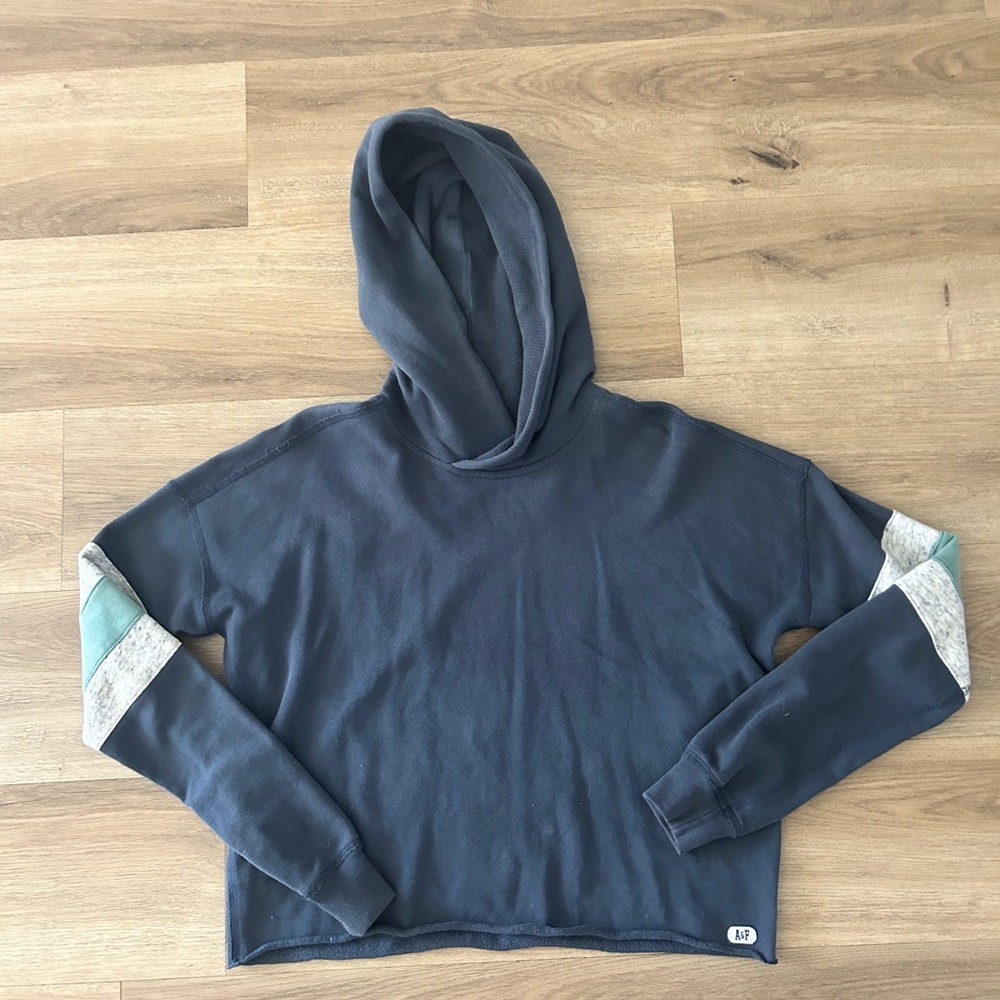 Abercrombie & Fitch Cropped Sweatshirt, Size XS- USED